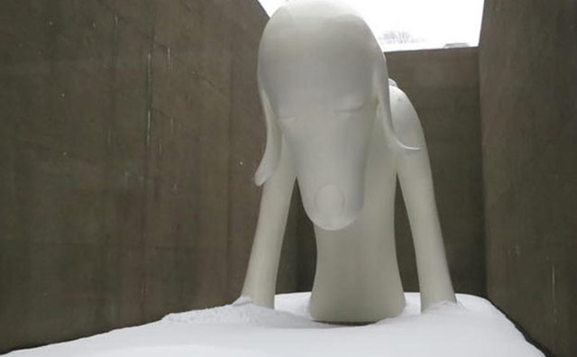 青森県立美術館のメインアート　あおもり犬のイメージ