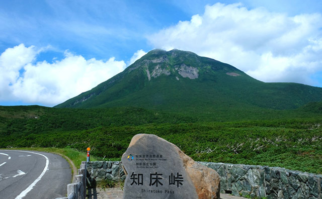 知床峠から望む羅臼岳（らうすだけ）のイメージ
