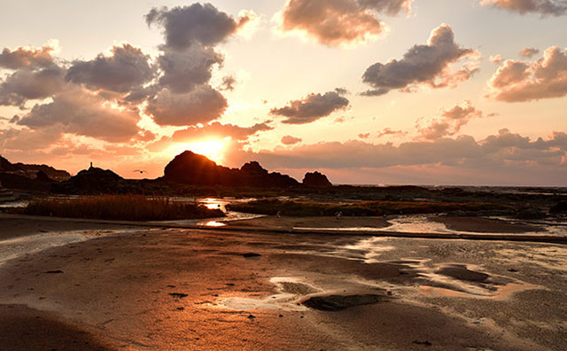 五能線　千畳敷海岸　夕日のイメージ
