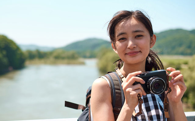 ひとり旅で自撮り写真を撮るには？撮り方のコツとおすすめのフォトジェニックスポットを紹介！