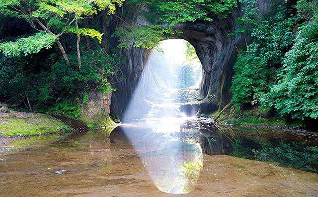 亀岩の洞窟のイメージ