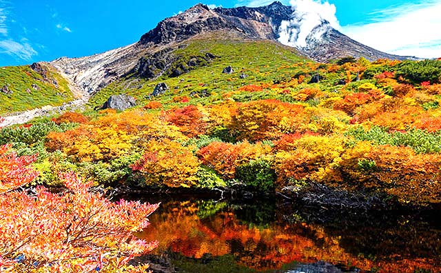 ひょうたん池に映りこむ茶臼岳と鮮やかなコントラストの紅葉のイメージ