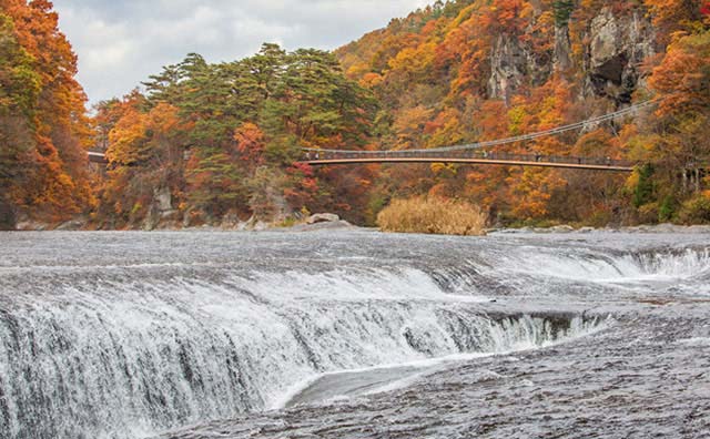 滝、浮島橋、紅葉のコラボレーションのイメージ