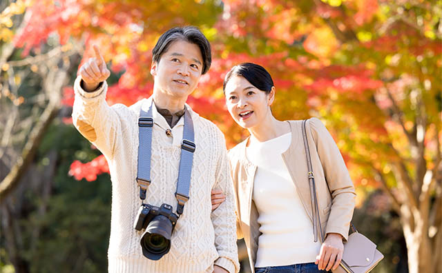 紅葉狩りを楽しむ夫婦