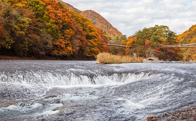 鮮やかな紅葉とダイナミックな流れが楽しめる吹割の滝のイメージ
