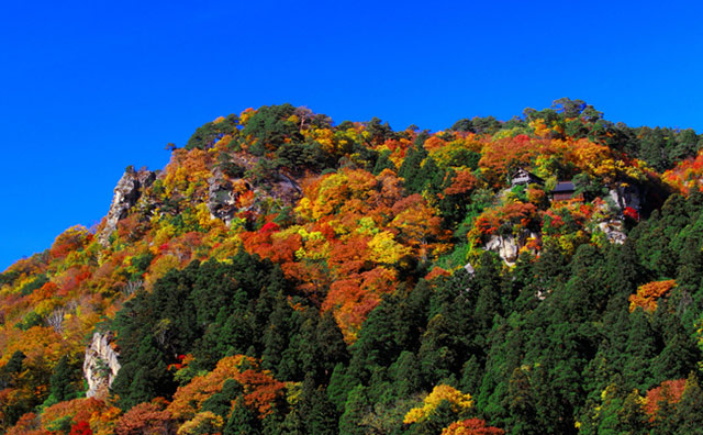 山寺の紅葉のイメージ