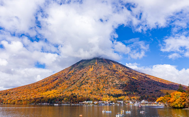 秋に染まる中禅寺湖と男体山のイメージ
