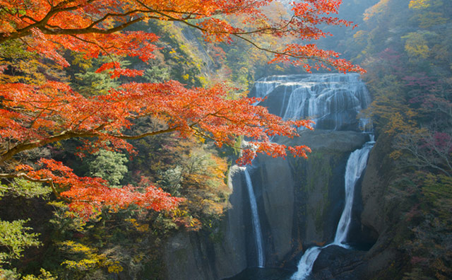 秋の袋田の滝のイメージ