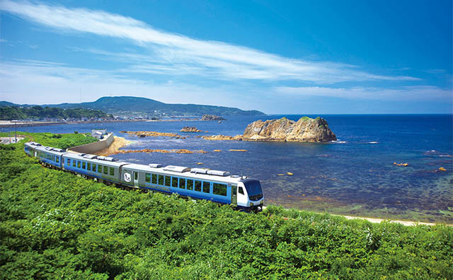リゾートしらかみ　青池編成　提供：JR東日本