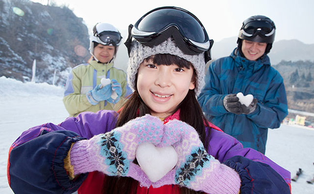 家族スキーを楽しもう！必要な用具や、おすすめのスキー場を解説の記事イメージ