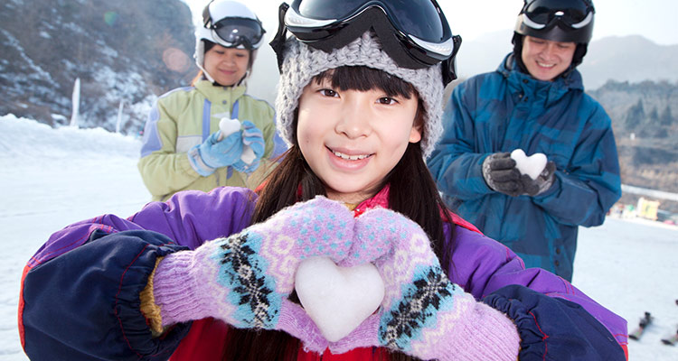 家族スキーを楽しもう！必要な用具や、おすすめのスキー場を解説の記事のイメージ