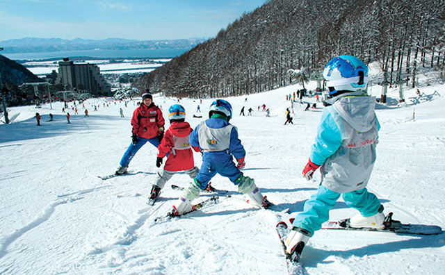 親子で楽しむならスキー・スノボ教室のあるゲレンデツアーへ！