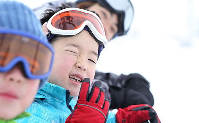 親子でスキーを楽しみたい！ツアーやスキー場の選び方や持ち物について紹介！の記事イメージ