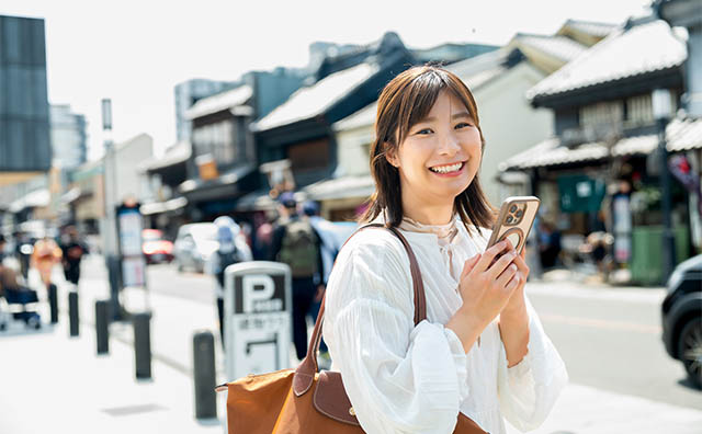川越を旅行する女性