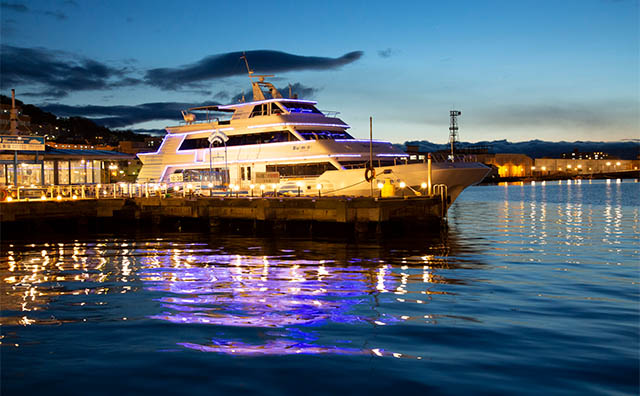 観光遊覧船「ブルームーン」