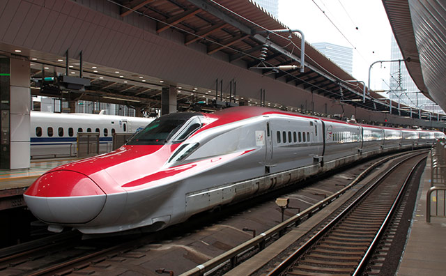 赤のモチーフに注目！秋田新幹線E6系「こまち」を紹介の記事イメージ