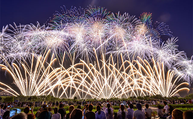 「赤川花火記念大会」は大迫力で美しい花火が観られる