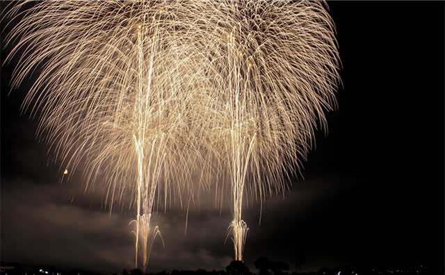 「酒田花火ショー」は最上川の河川敷から観られる大迫力の花火ショー