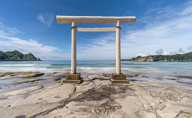 鵜原海岸 八坂神社の白い鳥居のイメージ