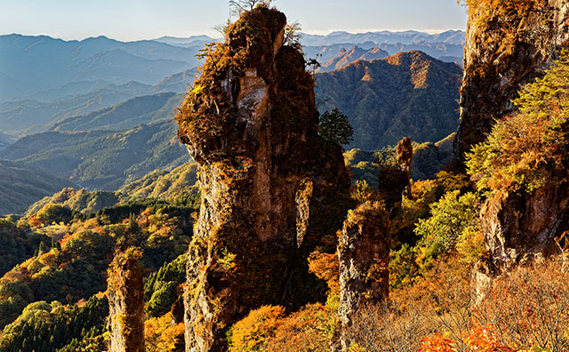 妙義山 鋭く尖った岩峰群のイメージ