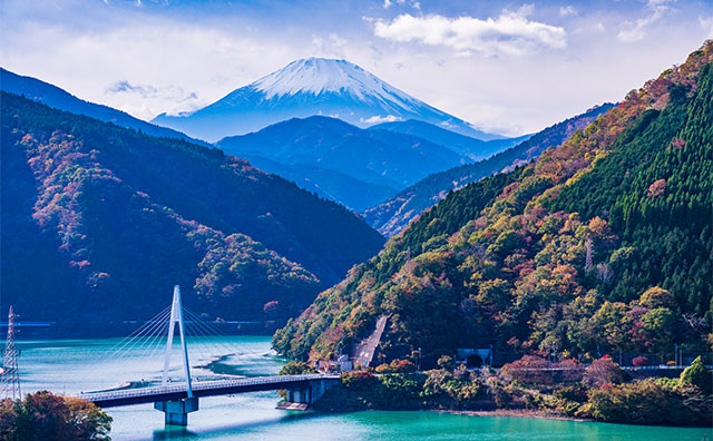 丹沢湖と富士山のイメージ
