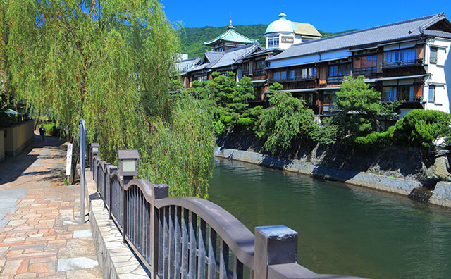 伊東温泉 市街を流れる松川と東海館のイメージ