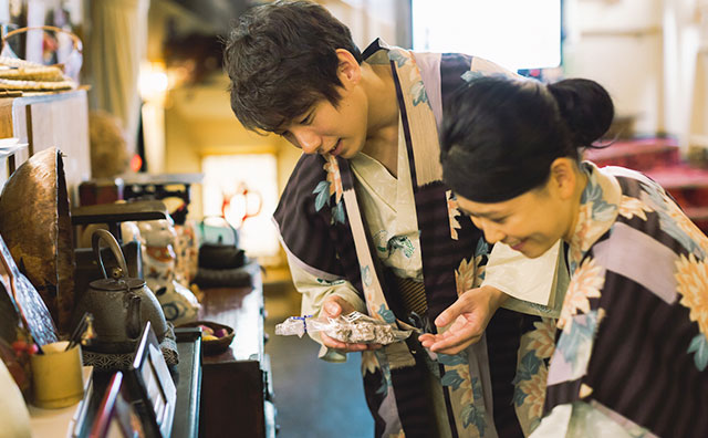 町のお店で買い物をするのイメージ