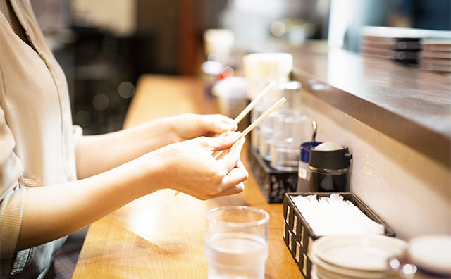 美味しい食事でお腹を満たすひとり旅のイメージ