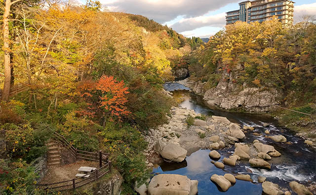 秋保温泉1泊2日の観光モデルコース！渓谷散策と秋保大滝の絶景を満喫【車なし】