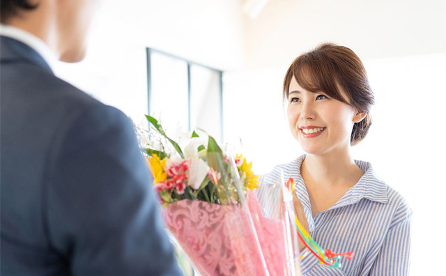 結婚記念日に妻に贈りたいプレゼントを紹介！あわせて温泉旅行も検討しよう