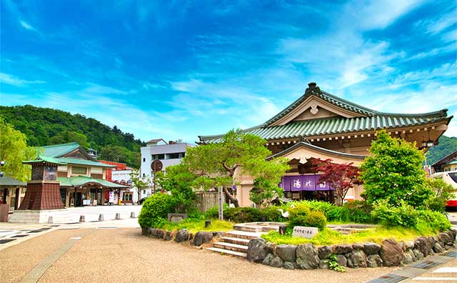 食色彩豊かな山々に囲まれた山中温泉～開湯1300年のお湯で体の芯まで温めて～