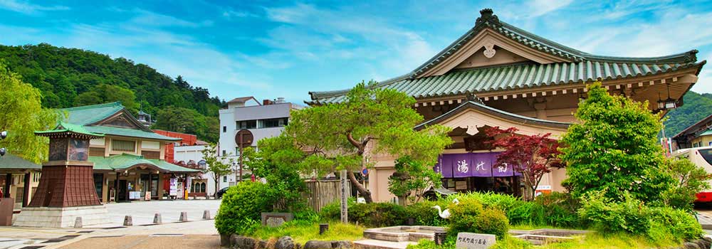 色彩豊かな山々に囲まれた山中温泉～開湯1300年のお湯で体の芯まで温めて～のイメージ