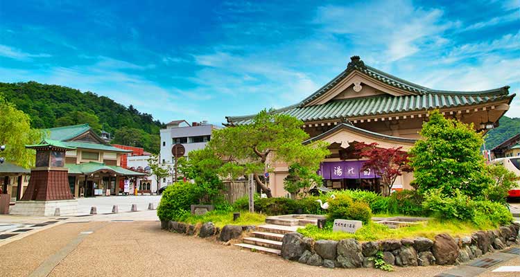 色彩豊かな山々に囲まれた山中温泉～開湯1300年のお湯で体の芯まで温めて～のイメージ