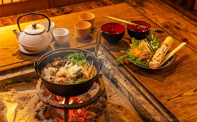 せんべい汁や芋煮、じゃじゃ麺など！東北のご当地グルメに舌鼓を打つ