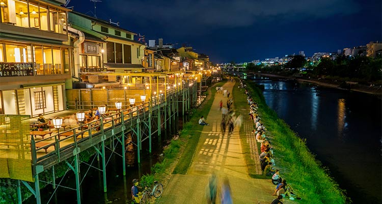 夏の京都は「川床」で粋に。涼みながら美味しい食事や趣ある景色を堪能しようのイメージ