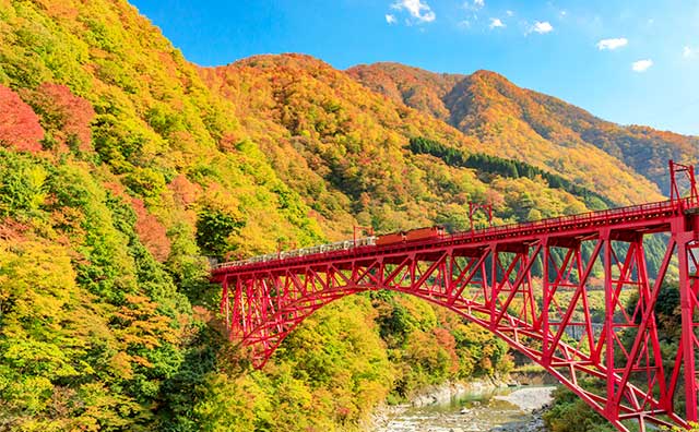 黒部峡谷トロッコ電車に乗って自然豊かなスポット巡りを！宇奈月温泉に泊まろう