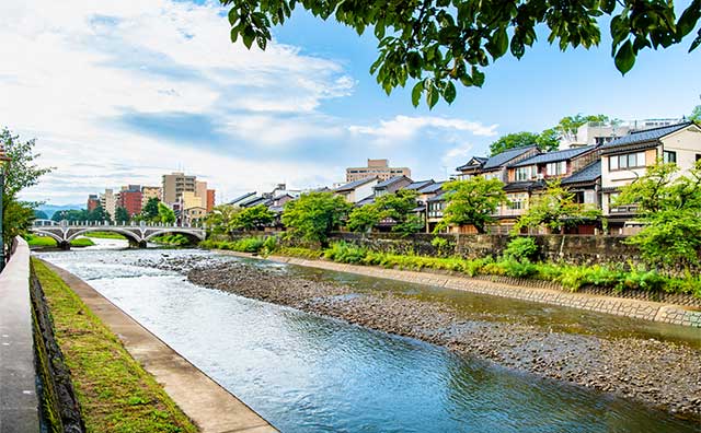 浅野川沿いの「主計町茶屋街」のイメージ