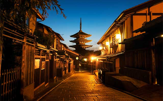ライトアップで艶めく夜の京都観光スポットのイメージ