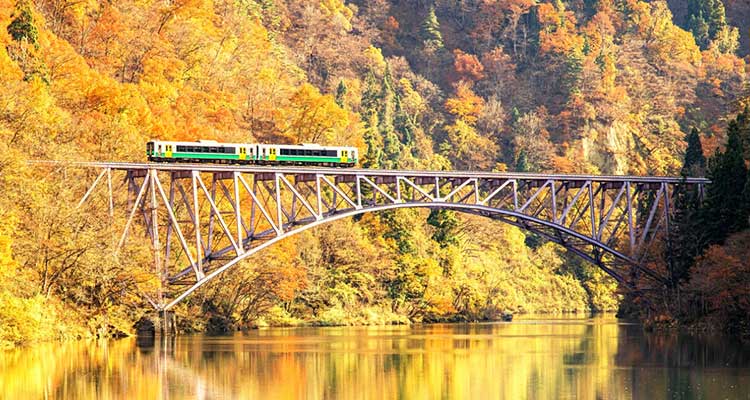 絶景を見るなら只見線！秘境を訪れるローカル線の旅のイメージ