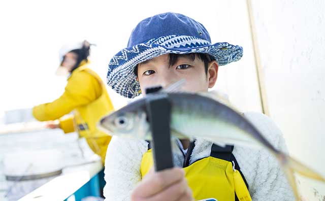 釣りを楽しむ男の子のイメージ
