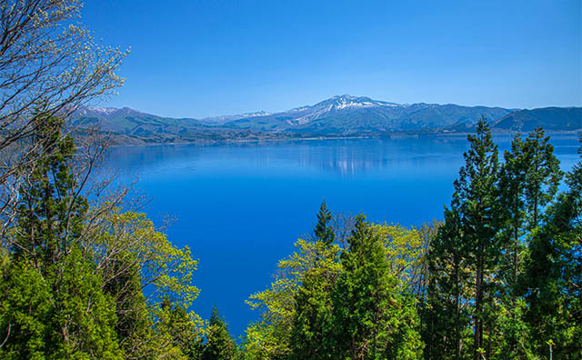 春の田沢湖