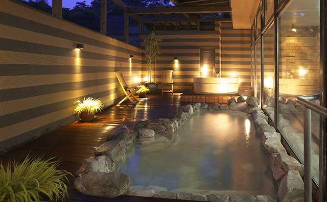 草津温泉　喜びの宿高松　夕刻の露天風呂「泉」のイメージ