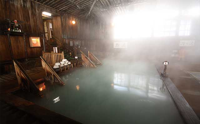 酸ヶ湯温泉旅館　ヒバ千人風呂