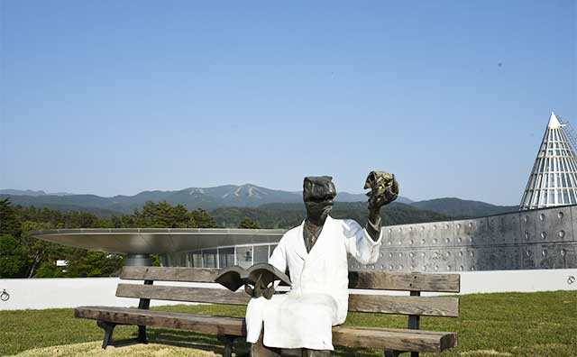 福井県立恐竜博物館 提供：屋上広場  