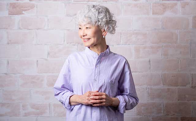 【60代】 動きやすく魅力を引き立てる洗練コーデ