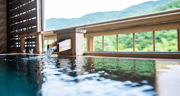 温泉旅行の服装ガイド！季節・年齢別のコーデや準備ポイントを紹介