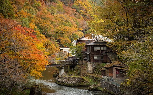 秋の大沢温泉「湯治屋」と露天風呂、紅葉