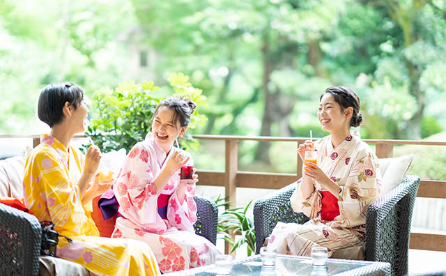 女子会でエステやグルメを満喫する