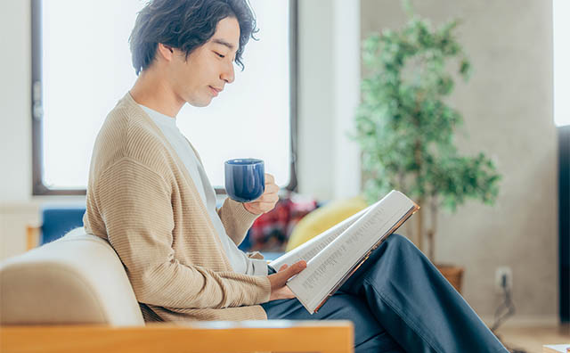 読書に没頭し静かな時間を過ごす