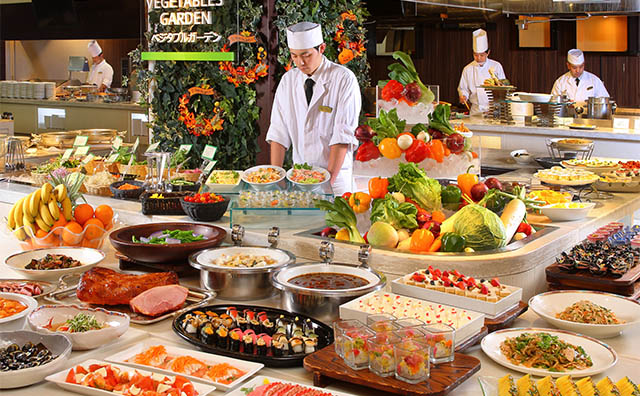 夜も朝も和洋中折衷バイキング、品数豊富！